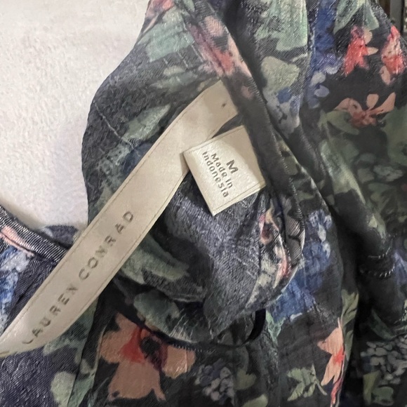 Lauren Conrad Women’s Top Blouse Floral Print Blue Gently Used Size Medium - Picture 4 of 7